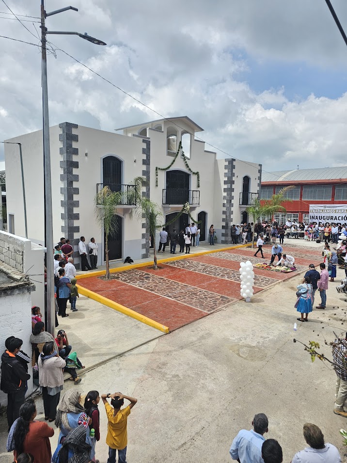 Fotografía de la inauguración de la nueva Presidencia Auxiliar en La Magdalena Yancuitlalpan, Tochimilco. Vecinos, autoridades municipales y representantes comunitarios se reunieron frente al edificio para participar en el evento encabezado por el presidente municipal.