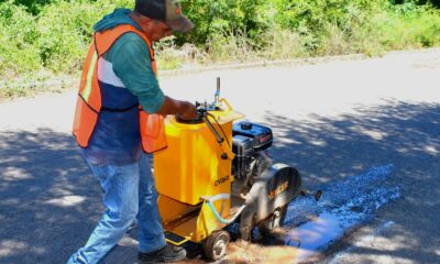 Maquinaria del Gobierno del Estado de Puebla utilizada en Tochimilco para rehabilitación y mantenimiento de caminos, como parte de la Microrregión 10.