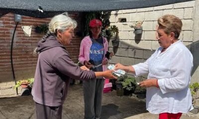 Entrega apoyo económico a una mujer en su domicilio para la compra de zapatos ortopédicos destinados al tratamiento de pie equinovaro.