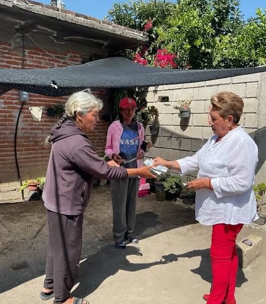 Entrega apoyo económico a una mujer en su domicilio para la compra de zapatos ortopédicos destinados al tratamiento de pie equinovaro.