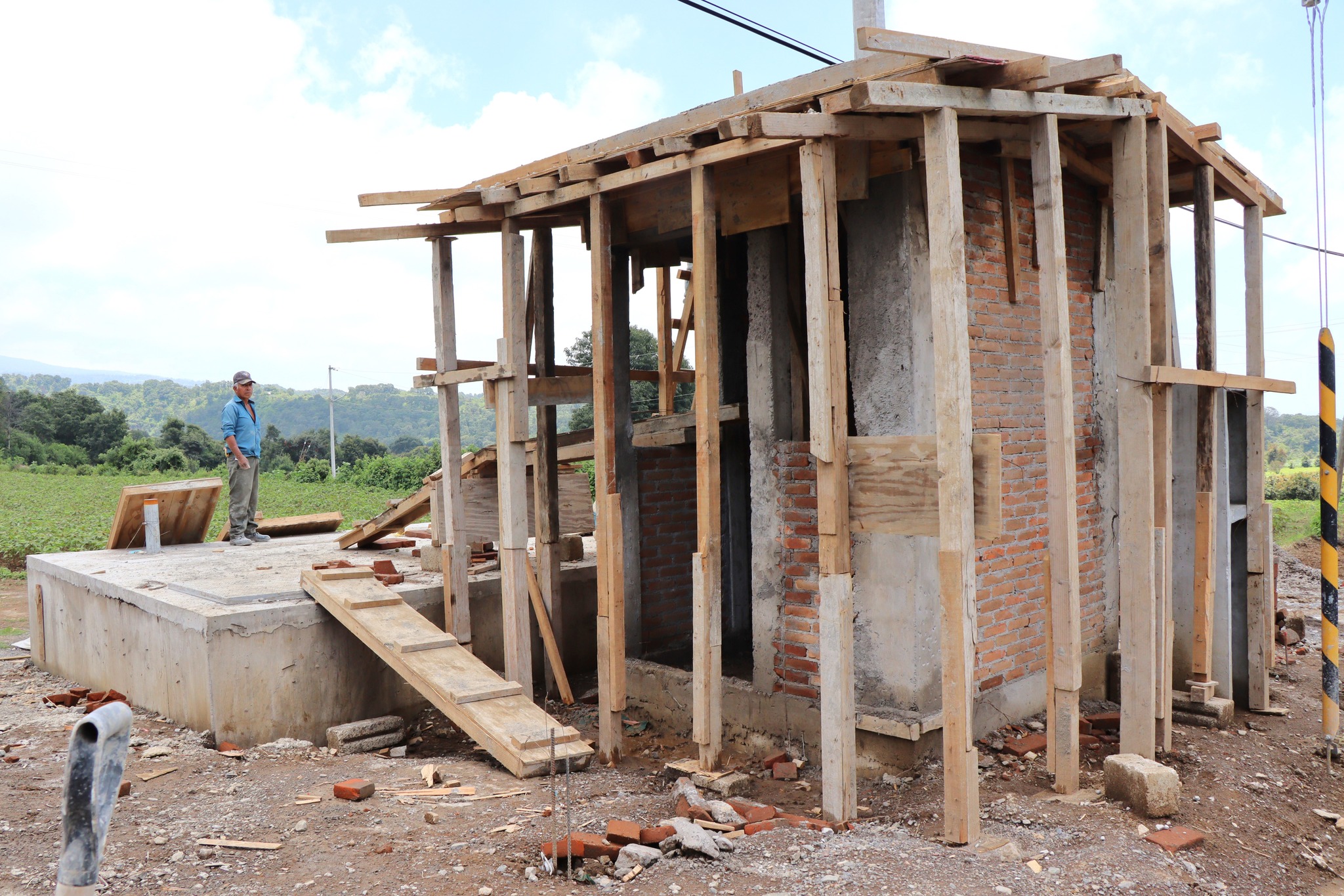 Obra en construcción del sistema de agua entubada en San Miguel Tecuanipa, Tochimilco. La imagen muestra la estructura en proceso del cárcamo de bombeo, parte fundamental del proyecto hidráulico impulsado por el Ayuntamiento 2024-2027.