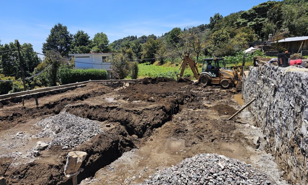 Terreno en proceso de construcción donde se observan trabajos de excavación y maquinaria pesada. Es parte de la obra de dos nuevas aulas didácticas en el Bachillerato Digital No. 175 de Santa Cruz Cuautomatitla, Tochimilco.