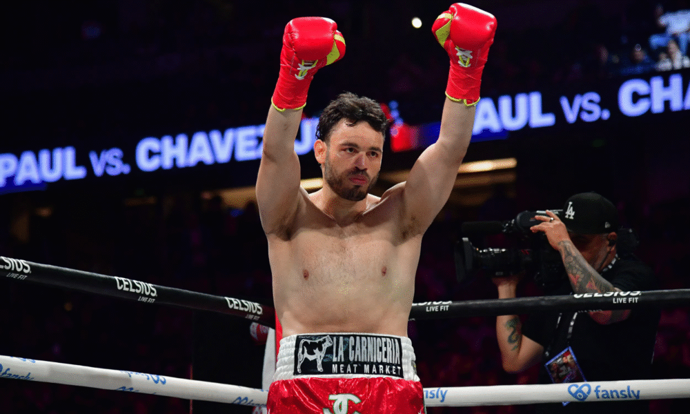 Julio César Chávez Jr. levanta los brazos en señal de victoria durante una pelea de boxeo, antes de su detención y traslado al penal de máxima seguridad en Hermosillo.