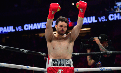 Julio César Chávez Jr. levanta los brazos en señal de victoria durante una pelea de boxeo, antes de su detención y traslado al penal de máxima seguridad en Hermosillo.