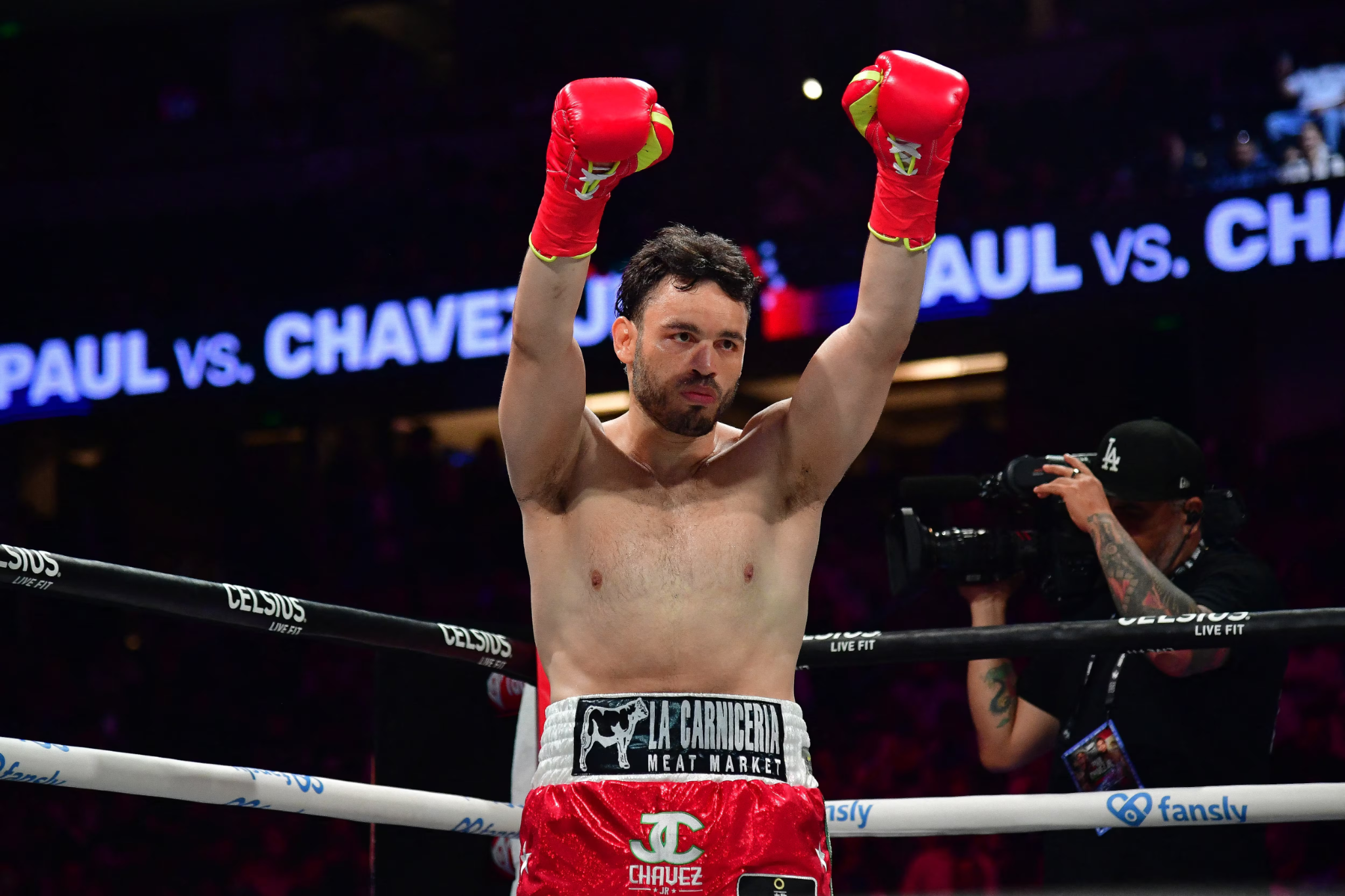 Julio César Chávez Jr. levanta los brazos en señal de victoria durante una pelea de boxeo, antes de su detención y traslado al penal de máxima seguridad en Hermosillo.