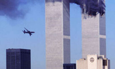 Avión a punto de impactar contra una de las Torres Gemelas del World Trade Center en Nueva York, mientras la otra ya arde y expulsa humo negro tras el primer ataque del 11 de septiembre de 2001.