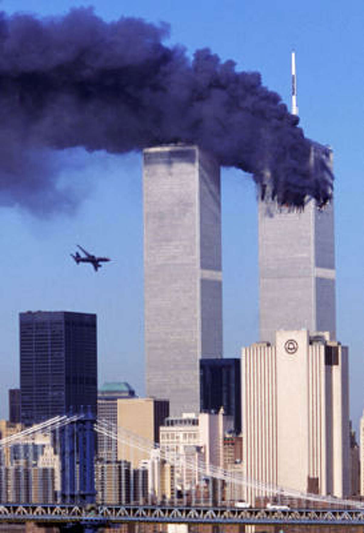 Avión a punto de impactar contra una de las Torres Gemelas del World Trade Center en Nueva York, mientras la otra ya arde y expulsa humo negro tras el primer ataque del 11 de septiembre de 2001.