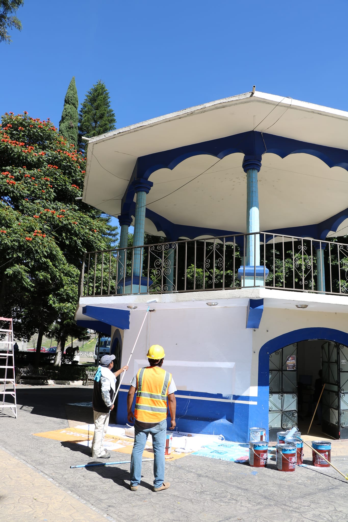 Trabajadores del Ayuntamiento de Tochimilco realizan labores de pintura y rehabilitación en el quiosco del zócalo municipal como parte de los trabajos de imagen urbana de la administración 2024-2027.