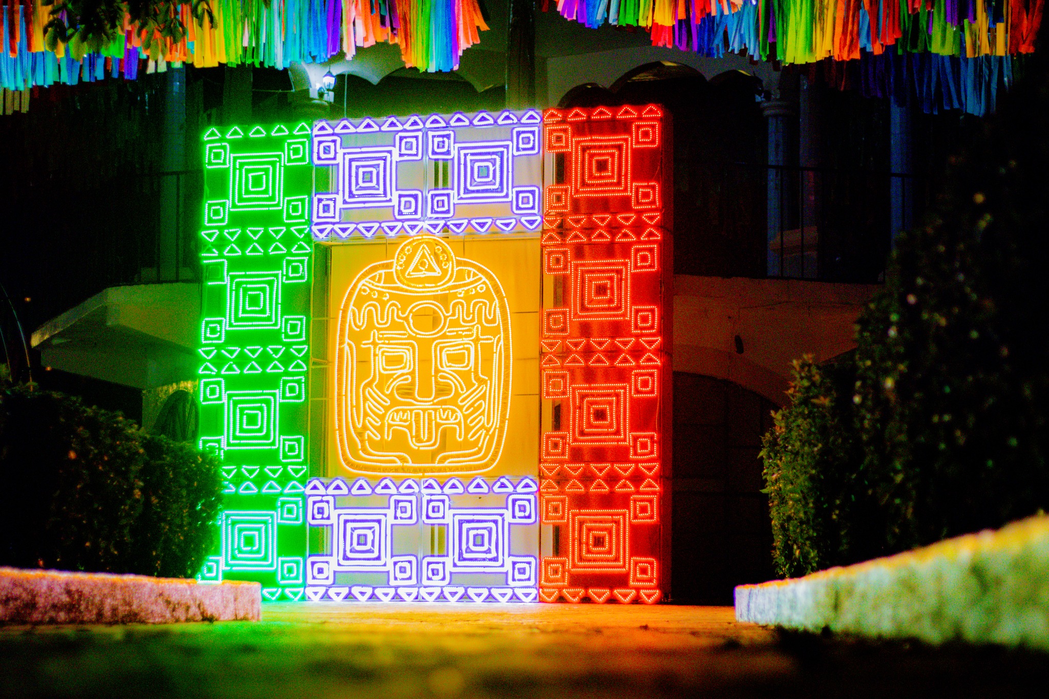Iluminación tricolor en el Palacio Municipal de Tochimilco, con un diseño artístico de inspiración prehispánica y decoraciones festivas, en el marco de las celebraciones de las Fiestas Patrias 2024.