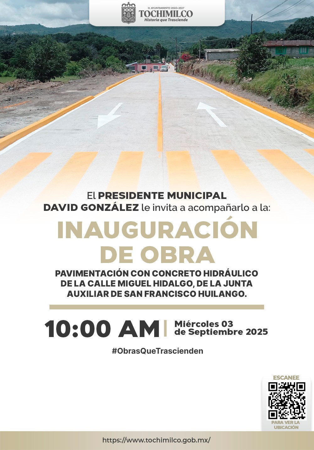 Carretera recién pavimentada con concreto hidráulico en San Francisco Huilango, Tochimilco. Se observan señalamientos viales pintados en color amarillo y blanco. El cartel anuncia la inauguración de la obra por el presidente municipal David González el 3 de septiembre de 2025.