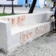 Un trabajador pinta de blanco una banca del zócalo de Tochimilco que había sido vandalizada con grafitis, como parte de las labores de mantenimiento y rehabilitación emprendidas por el Ayuntamiento.
