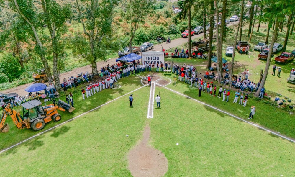 Vista aérea de un campo de béisbol en Santa Catalina Cuilotepec, donde autoridades municipales, equipos deportivos y comunidad se reúnen en torno a un acto protocolario para dar inicio a la construcción de un espacio público multideportivo.