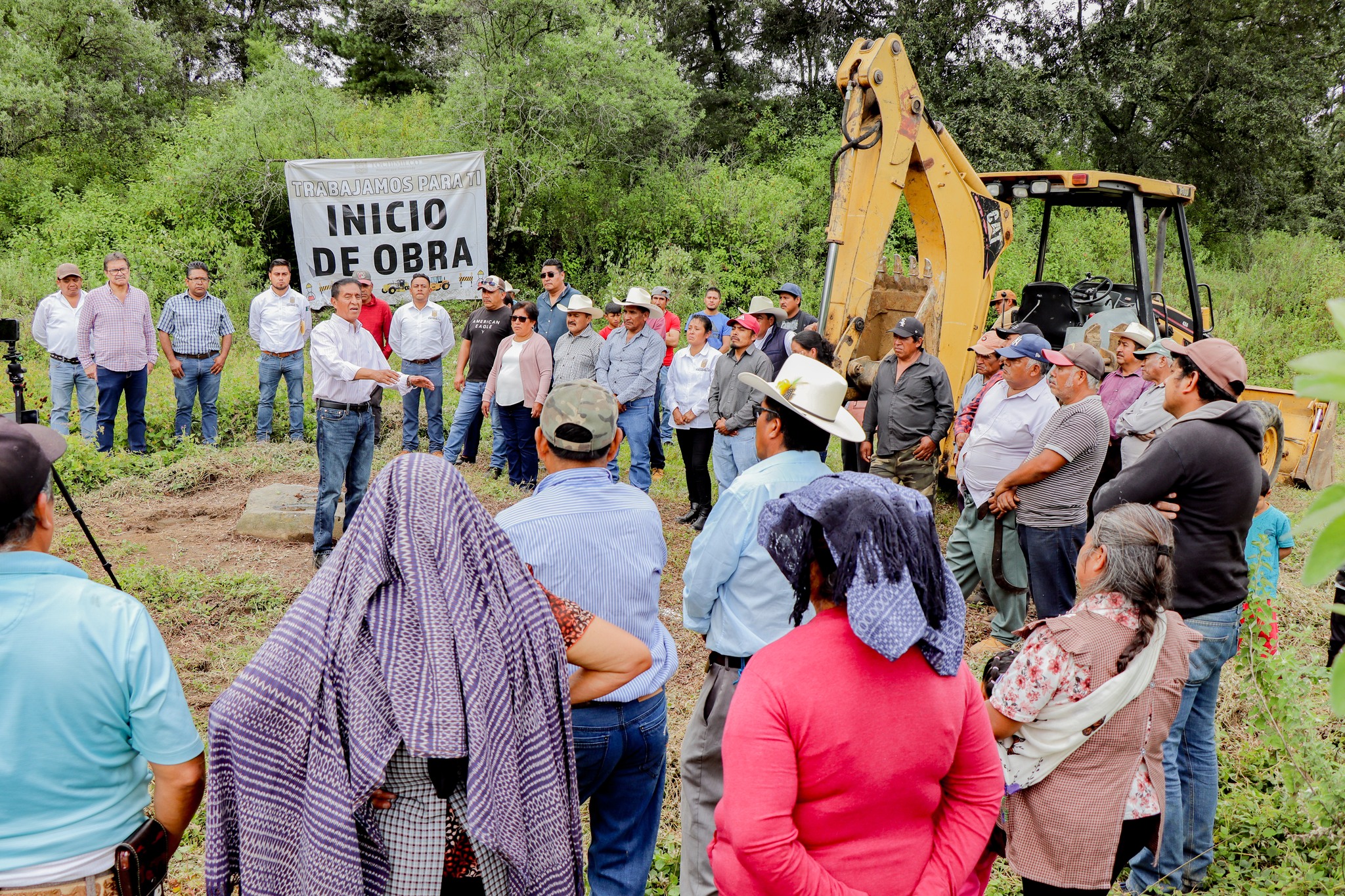Autoridades municipales de Tochimilco y habitantes de San Martín Zacatempa presencian el banderazo de inicio de obra para la perforación exploratoria de un pozo profundo de agua entubada en el paraje Mujer Indígena.