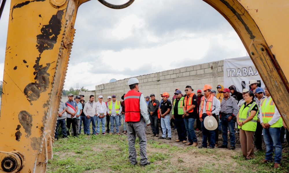 Trabajadores de la construcción y autoridades municipales reunidos en el banderazo de inicio de obra para la rehabilitación del drenaje sanitario en Santa Catarina Tepanapa.