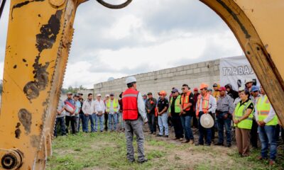 Trabajadores de la construcción y autoridades municipales reunidos en el banderazo de inicio de obra para la rehabilitación del drenaje sanitario en Santa Catarina Tepanapa.