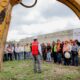 Trabajadores de la construcción y autoridades municipales reunidos en el banderazo de inicio de obra para la rehabilitación del drenaje sanitario en Santa Catarina Tepanapa.