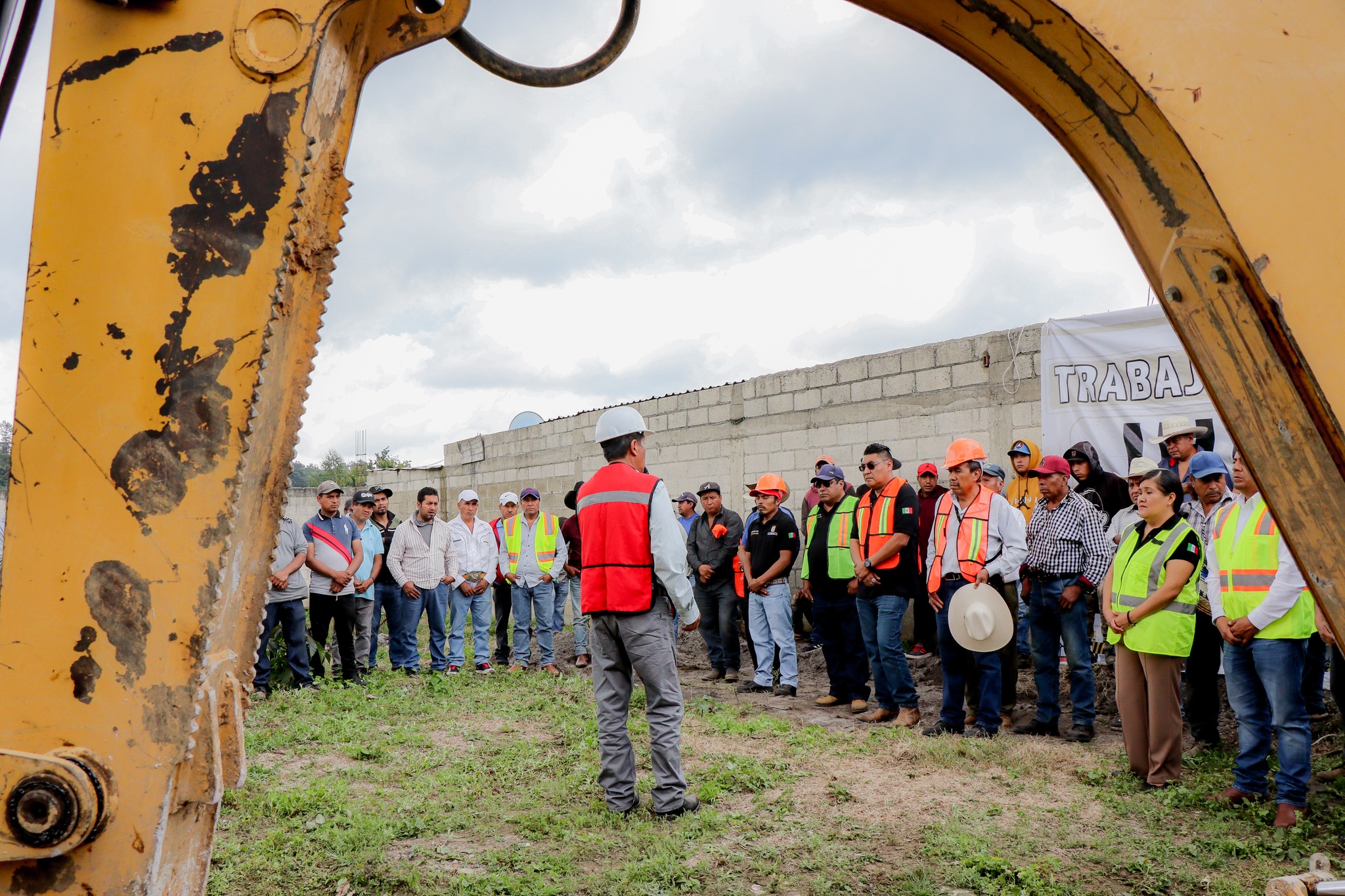 Trabajadores de la construcción y autoridades municipales reunidos en el banderazo de inicio de obra para la rehabilitación del drenaje sanitario en Santa Catarina Tepanapa.
