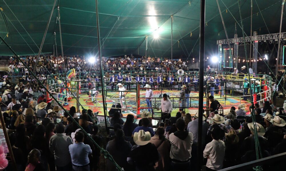 Vista general del jaripeo organizado en Tochimilco con la participación de la ganadería Los Incontenibles del Compa Edgar, donde habitantes y visitantes disfrutaron del espectáculo y la música como parte de las Fiestas Patrias 2025.