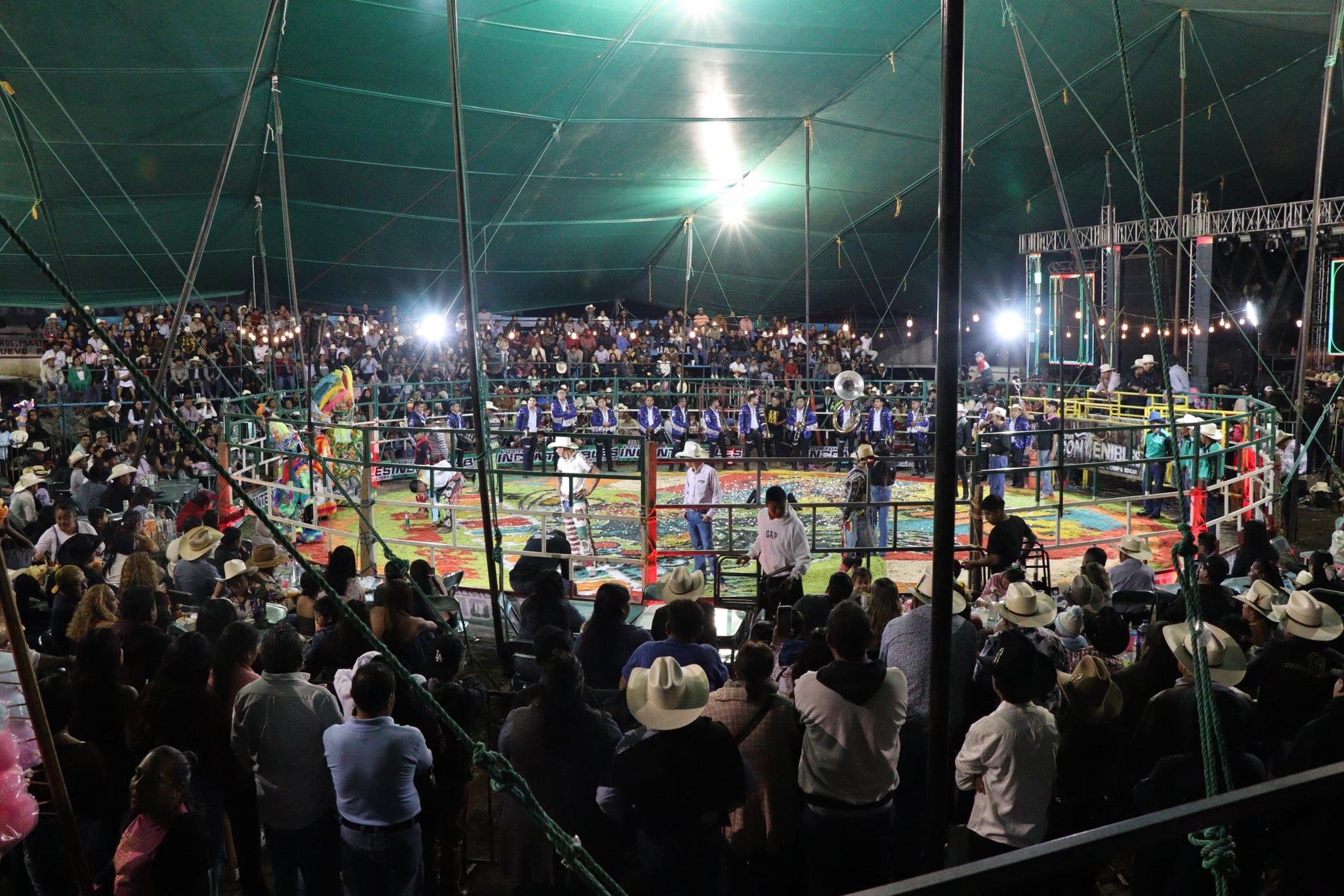 Vista general del jaripeo organizado en Tochimilco con la participación de la ganadería Los Incontenibles del Compa Edgar, donde habitantes y visitantes disfrutaron del espectáculo y la música como parte de las Fiestas Patrias 2025.