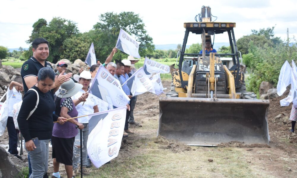 Autoridades municipales y habitantes de Huaquechula durante el banderazo de inicio de la obra de adoquinamiento en la calle El Fresnillo, comunidad de El Progreso.