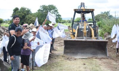 Autoridades municipales y habitantes de Huaquechula durante el banderazo de inicio de la obra de adoquinamiento en la calle El Fresnillo, comunidad de El Progreso.