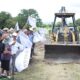 Autoridades municipales y habitantes de Huaquechula durante el banderazo de inicio de la obra de adoquinamiento en la calle El Fresnillo, comunidad de El Progreso.