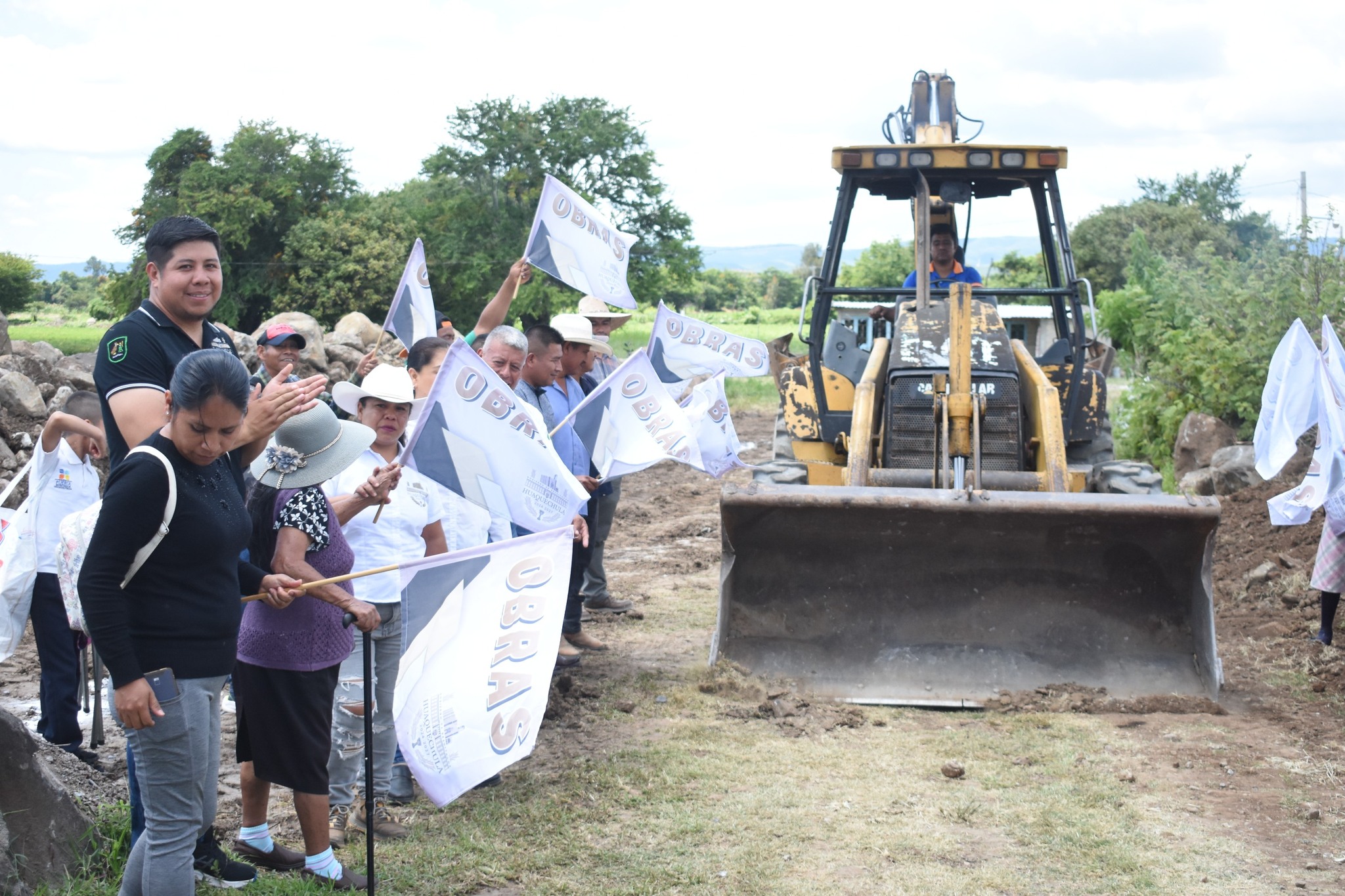 Autoridades municipales y habitantes de Huaquechula durante el banderazo de inicio de la obra de adoquinamiento en la calle El Fresnillo, comunidad de El Progreso.