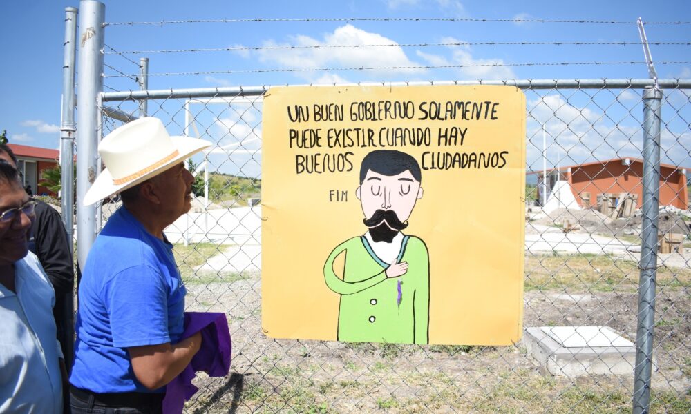 Autoridades municipales de Huaquechula develan cartel con mensaje educativo durante la inauguración de un aula en el Bachillerato Digital 192 de San Diego El Organal.