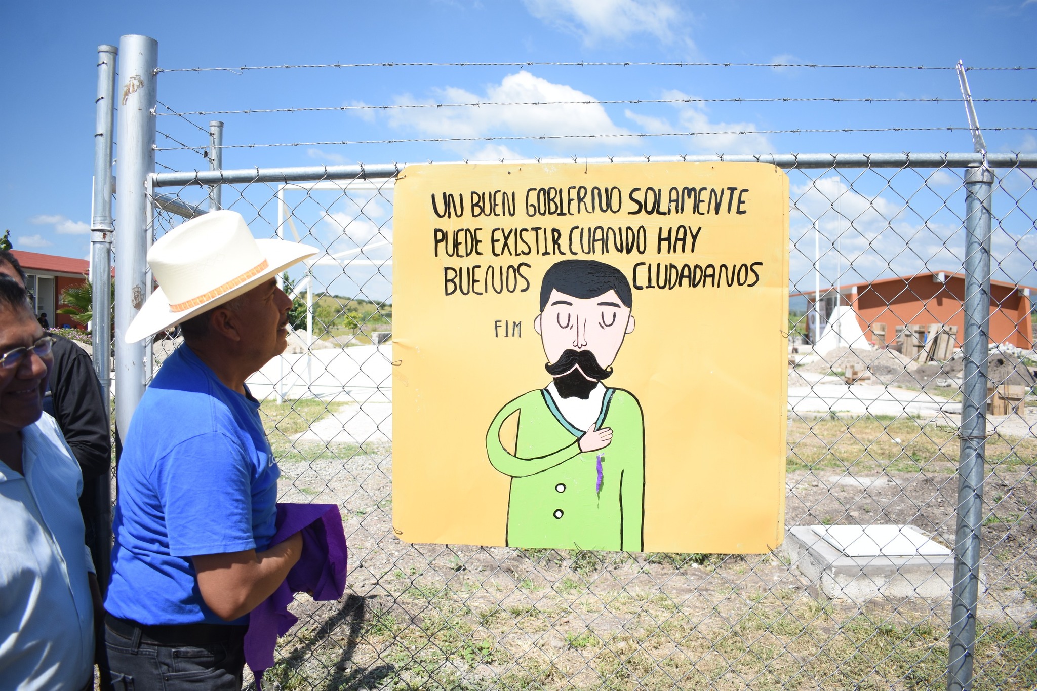 Autoridades municipales de Huaquechula develan cartel con mensaje educativo durante la inauguración de un aula en el Bachillerato Digital 192 de San Diego El Organal.