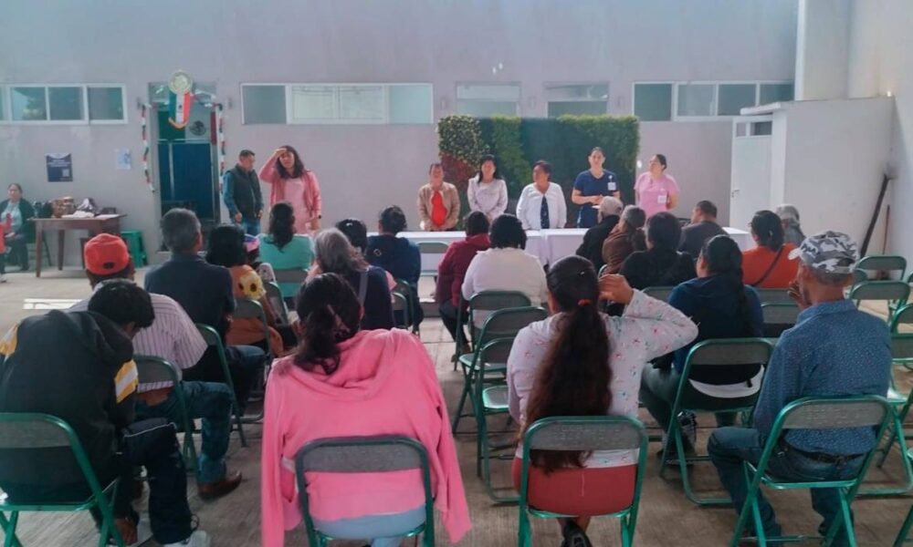 Un grupo de habitantes de Tochimilco participa en una jornada de salud en el auditorio municipal, organizada por el ayuntamiento y el DIF Municipal en coordinación con una asociación civil.