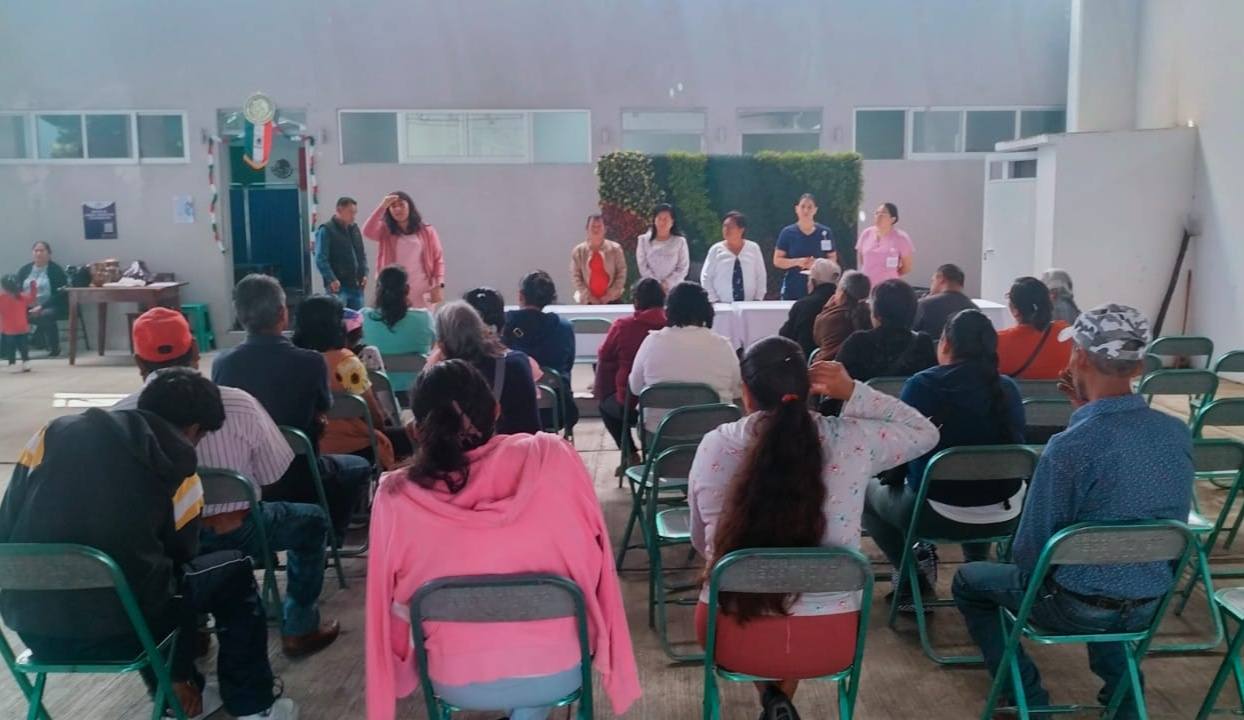 Un grupo de habitantes de Tochimilco participa en una jornada de salud en el auditorio municipal, organizada por el ayuntamiento y el DIF Municipal en coordinación con una asociación civil.