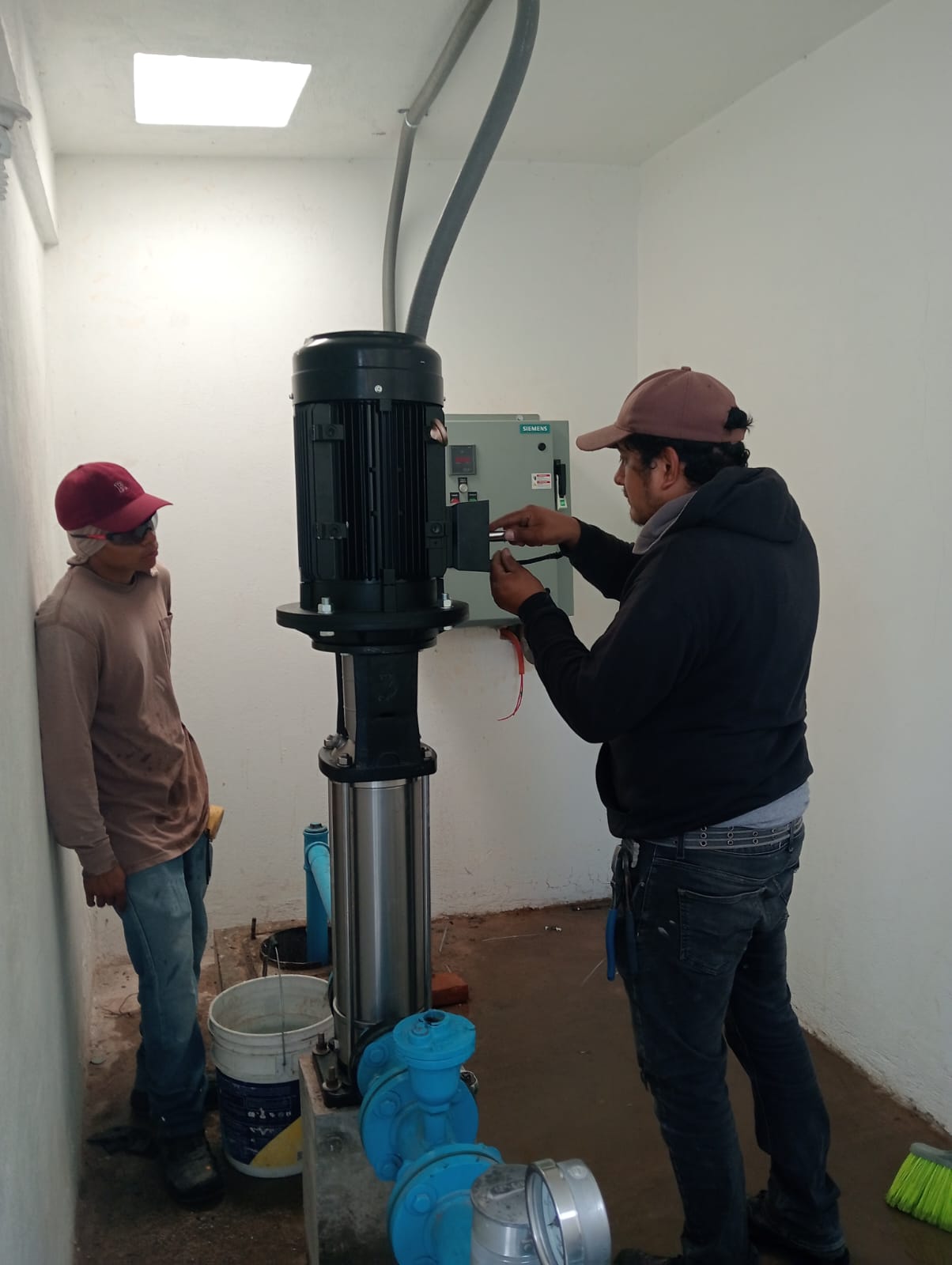 Técnicos realizan el cambio de un equipo de bombeo multietapas de 20 HP y mantenimiento eléctrico en San Francisco Huilango, obra impulsada por el Ayuntamiento de Tochimilco para garantizar el suministro de agua potable.