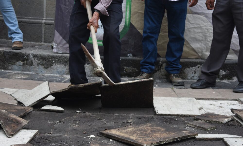 Un trabajador derriba las losas del zócalo durante el inicio de su rehabilitación en Huaquechula, como parte del maratón de obras impulsado por el ayuntamiento municipal.
