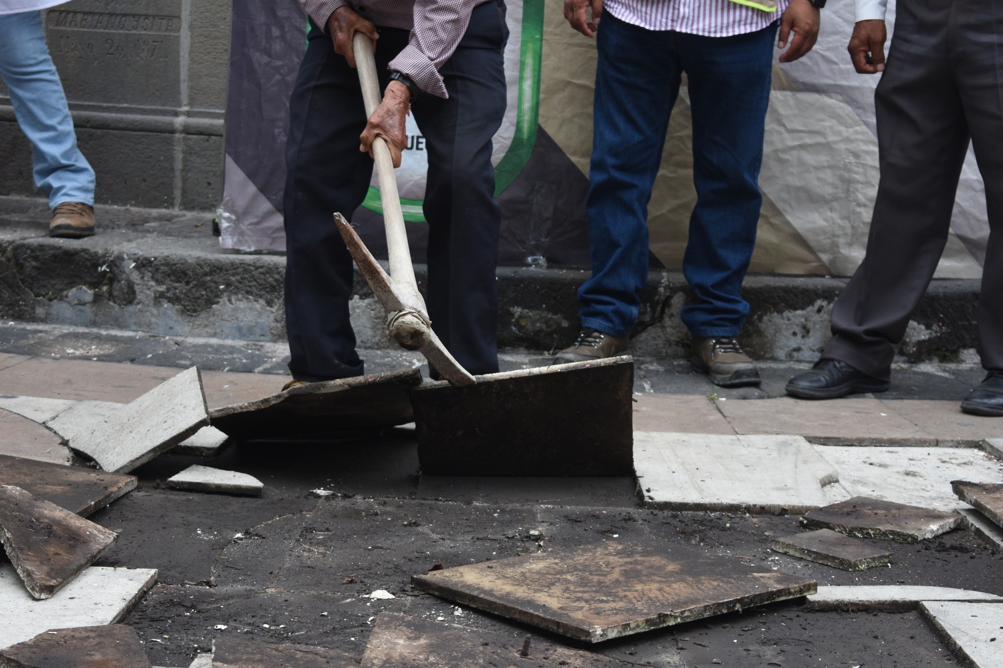 Un trabajador derriba las losas del zócalo durante el inicio de su rehabilitación en Huaquechula, como parte del maratón de obras impulsado por el ayuntamiento municipal.