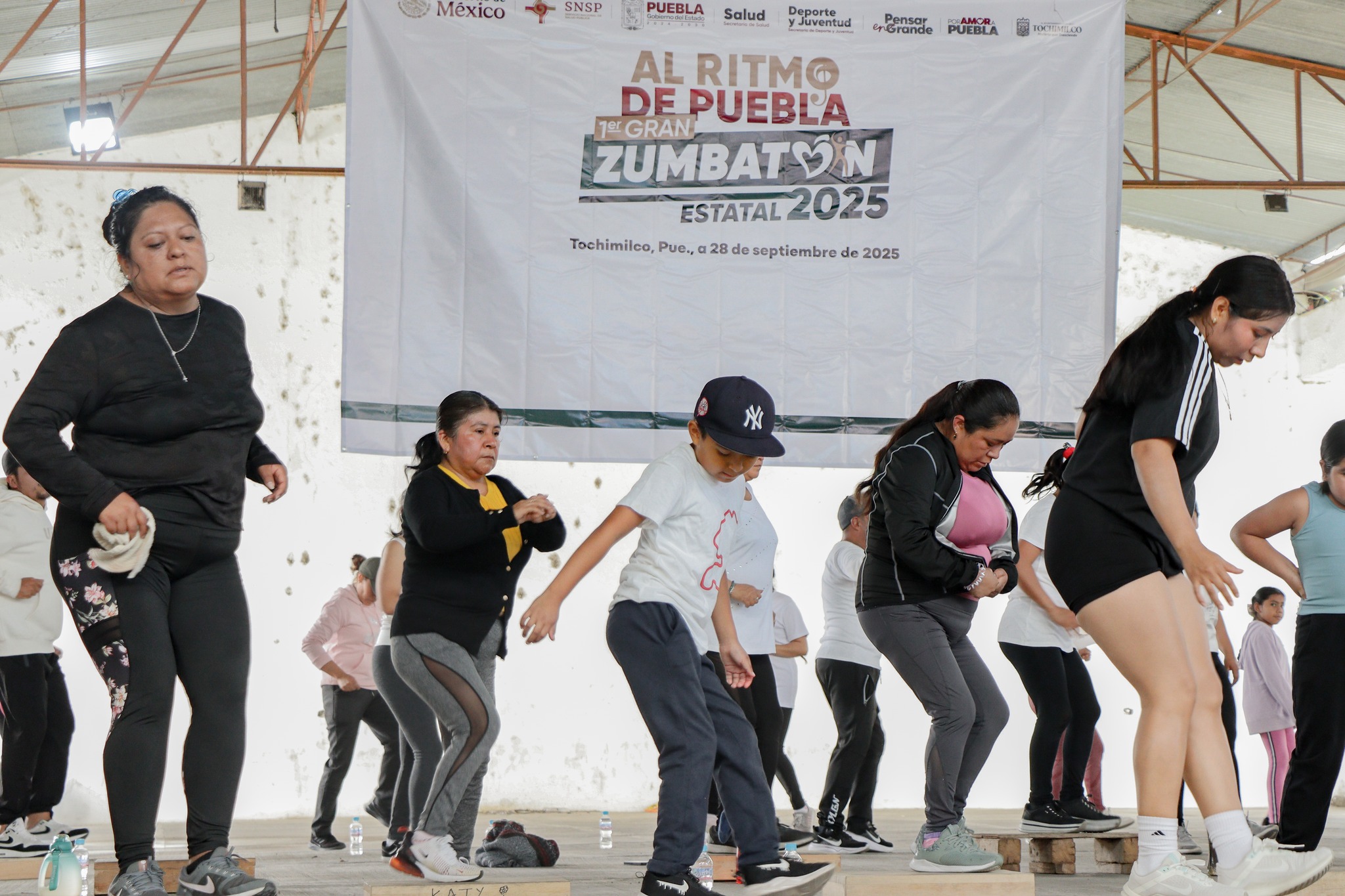 Personas de distintas edades realizan rutinas de zumba en Tochimilco durante el 1er. Zumbatón Estatal 2025, promovido por el Ayuntamiento y el Gobierno de Puebla para fomentar la salud y la activación física.