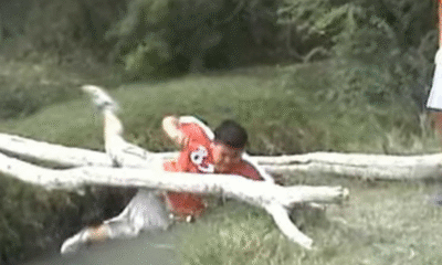 Joven cae al agua tras romperse un improvisado puente de troncos en el video viral conocido como “La caída de Edgar”, uno de los primeros fenómenos de internet en México.