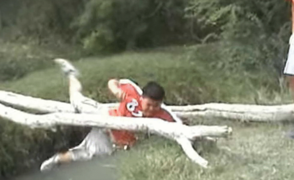 Joven cae al agua tras romperse un improvisado puente de troncos en el video viral conocido como “La caída de Edgar”, uno de los primeros fenómenos de internet en México.