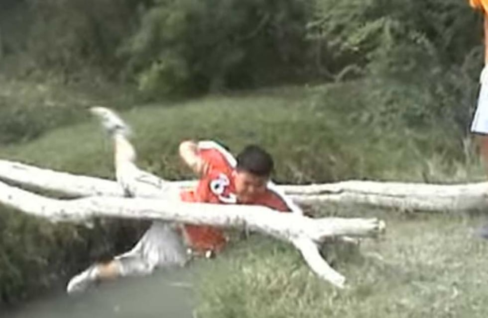 Joven cae al agua tras romperse un improvisado puente de troncos en el video viral conocido como “La caída de Edgar”, uno de los primeros fenómenos de internet en México.