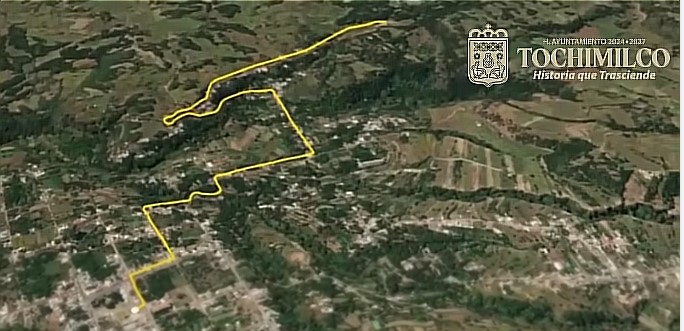 Mapa satelital del municipio de Tochimilco con una ruta marcada en amarillo que señala el recorrido “Kilómetros de historia y naturaleza”, organizado por el ayuntamiento.