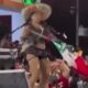 Bailarina en escenario durante festejos del Grito de Independencia en Reforma, Chiapas, usando la bandera nacional como parte de un show exótico frente al público.