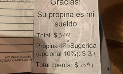 Cuenta de restaurante en México con nota que sugiere propina del 10% bajo la frase “Su propina es mi sueldo”, acompañada del total y cargo opcional.
