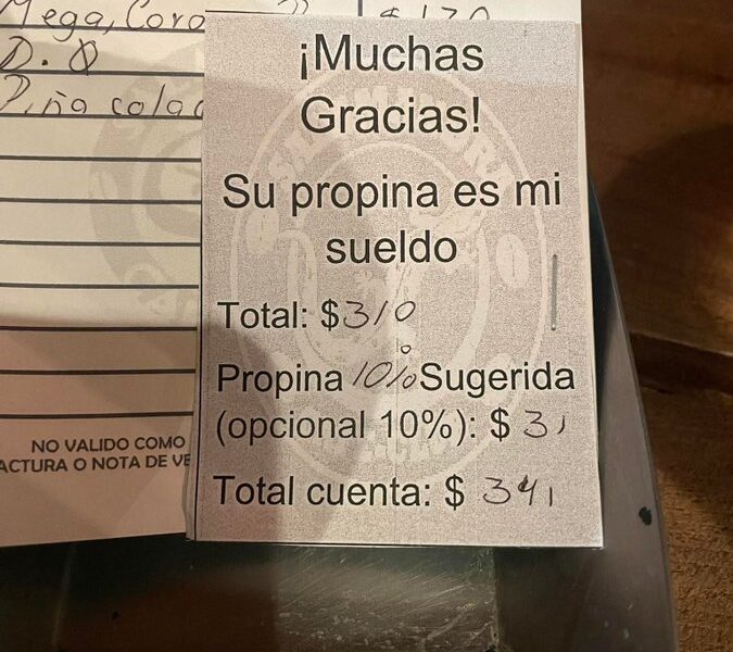 Cuenta de restaurante en México con nota que sugiere propina del 10% bajo la frase “Su propina es mi sueldo”, acompañada del total y cargo opcional.