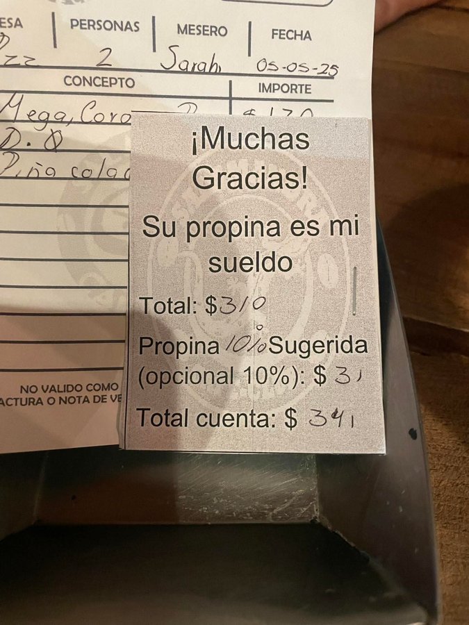 Cuenta de restaurante en México con nota que sugiere propina del 10% bajo la frase “Su propina es mi sueldo”, acompañada del total y cargo opcional.