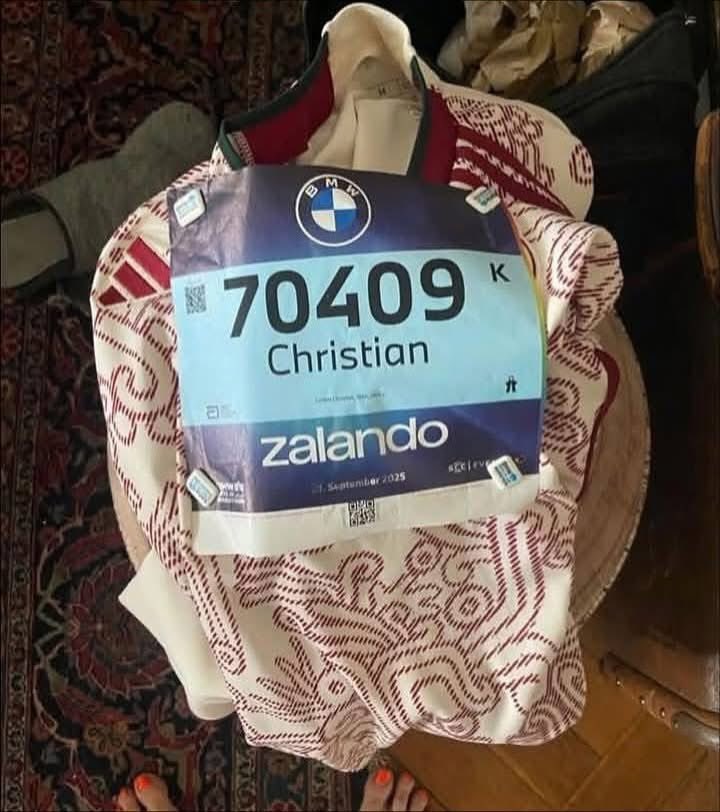 Playera de la Selección Mexicana con número de corredor “70409 Christian” del Maratón de Berlín 2025, colocada antes de la competencia.
