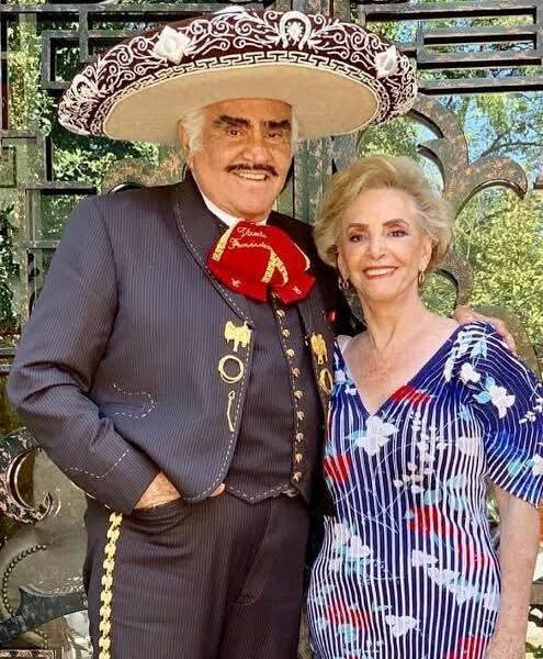 El cantante Vicente Fernández y su esposa posan juntos en una fotografía, reflejando la unión familiar y el legado cultural del ícono de la música ranchera.