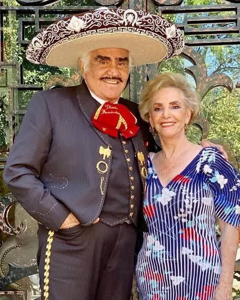El cantante Vicente Fernández y su esposa posan juntos en una fotografía, reflejando la unión familiar y el legado cultural del ícono de la música ranchera.