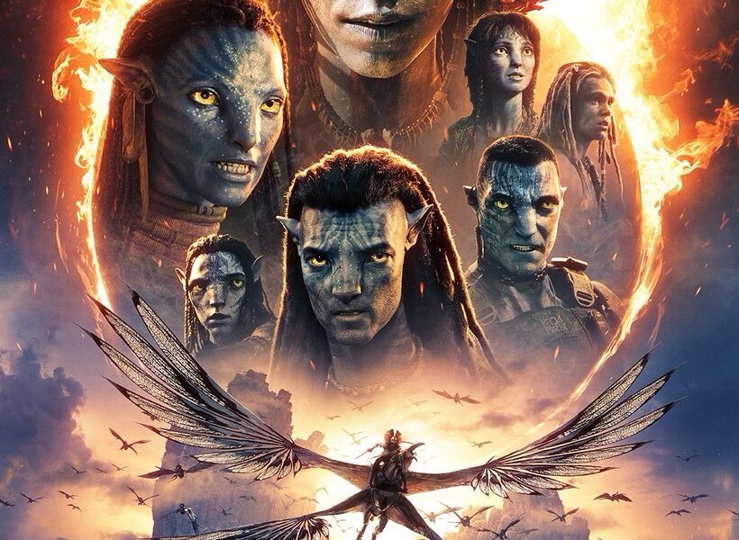 Póster oficial de la película Avatar: Fuego y Cenizas mostrando a los personajes principales Na’vi, con fuego de fondo y un ave alada en vuelo. Estreno el 18 de diciembre en cines.