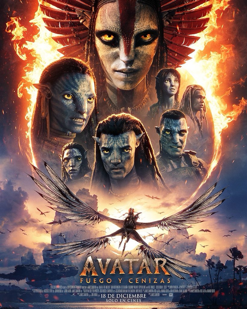 Póster oficial de la película Avatar: Fuego y Cenizas mostrando a los personajes principales Na’vi, con fuego de fondo y un ave alada en vuelo. Estreno el 18 de diciembre en cines.