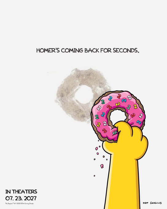 Cartel oficial de la nueva película de Los Simpsons, estreno en 2027. La icónica mano amarilla de Homero sostiene una dona rosa frente a un fondo blanco con la frase “Homer’s coming back for seconds”.