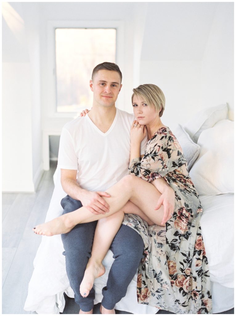 Pareja abrazada en un ambiente íntimo y luminoso, representando el amor como una necesidad biológica y emocional esencial para el bienestar humano.